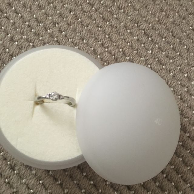 【4℃ BRIDAL(ヨンドシーブライダル)の口コミ】 ピンクダイアモンドがちょこっと上品にあしらわれているのが可愛いくて気…