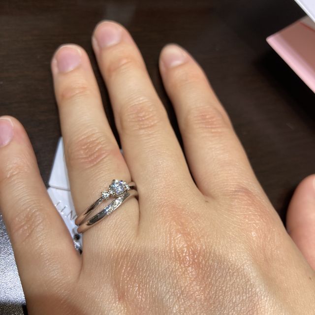 【TRECENTI(トレセンテ)の口コミ】 婚約指輪と結婚指輪を合わせてつけられます。
程よくウェーブがかかってい…