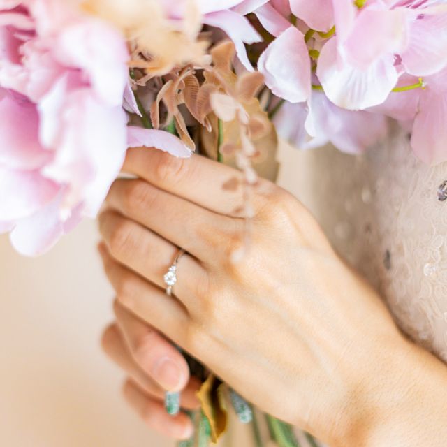 【Foulason(フレゾン)の口コミ】 メインのダイヤの脇に片方だけピンクダイヤモンドが付いていることで、流…