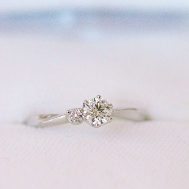 【Foulason(フレゾン)の口コミ】 メインのダイヤの脇に片方だけピンクダイヤモンドが付いていることで、流…