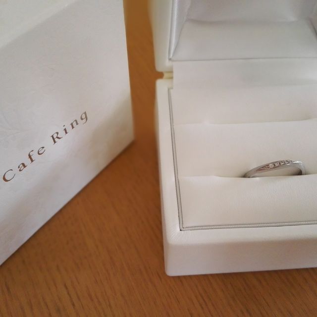 【CAFERING(カフェリング)の口コミ】 ダイヤがついているものを探しました。日常ずっと使いたかったので石が大…