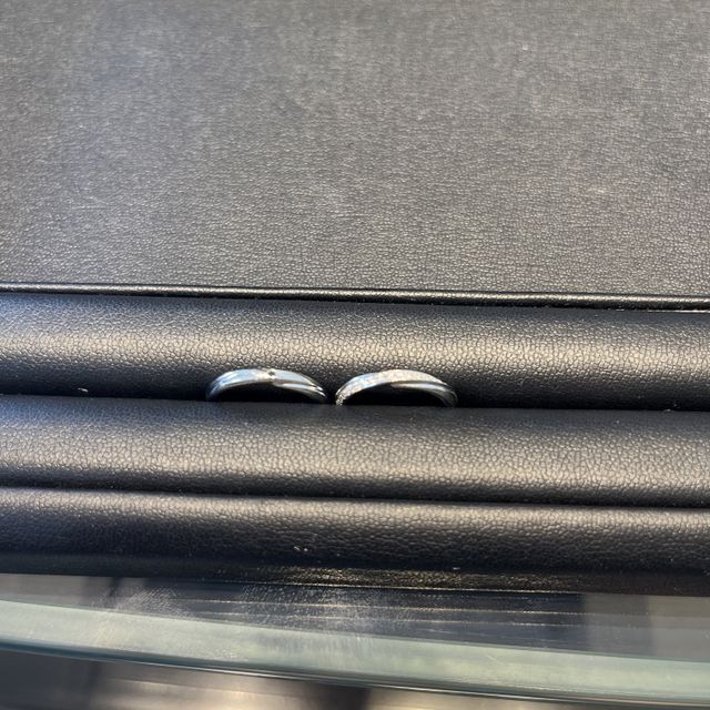 【エクセルコダイヤモンド(EXELCO DIAMOND)の口コミ】 ダイヤモンドがたくさんついている指輪が良かったのと、
彼の方が、ブラッ…