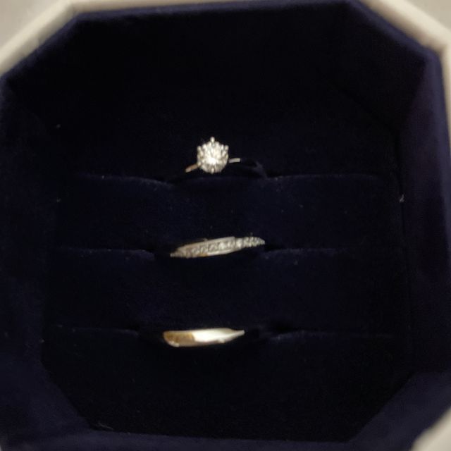 【4℃ BRIDAL(ヨンドシーブライダル)の口コミ】 重ね付けができるものを探していて、婚約指輪がシンプルなもので結婚指輪…