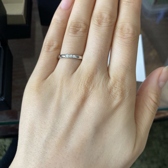【ラザール ダイヤモンド(LAZARE DIAMOND)の口コミ】 デザインが素敵だったのと、指にはめる時にスルッとはまる付け心地の良さ…