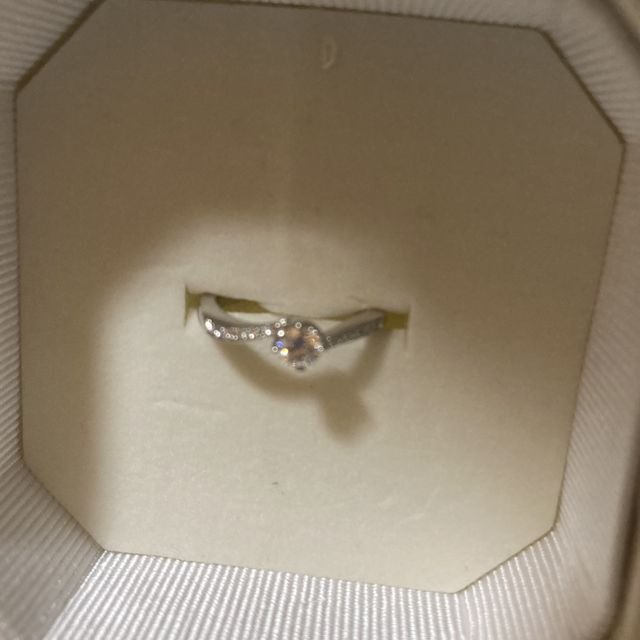 【4℃ BRIDAL(ヨンドシーブライダル)の口コミ】 10万円ちょっとでした。ダイヤ１つのシンプルデザインですが、プロポーズ…