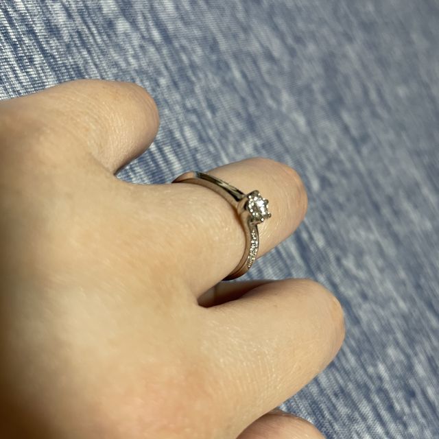 【銀座ダイヤモンドシライシの口コミ】 普段指輪をしないので引っ掛けたりするのが怖くダイヤモンドは低めの位置…