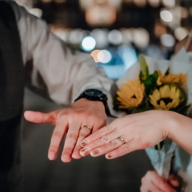 【4℃ BRIDAL(ヨンドシーブライダル)の口コミ】 シンプルで洗練されたデザインで、結婚指輪との重ね付けが出来るのを念頭…