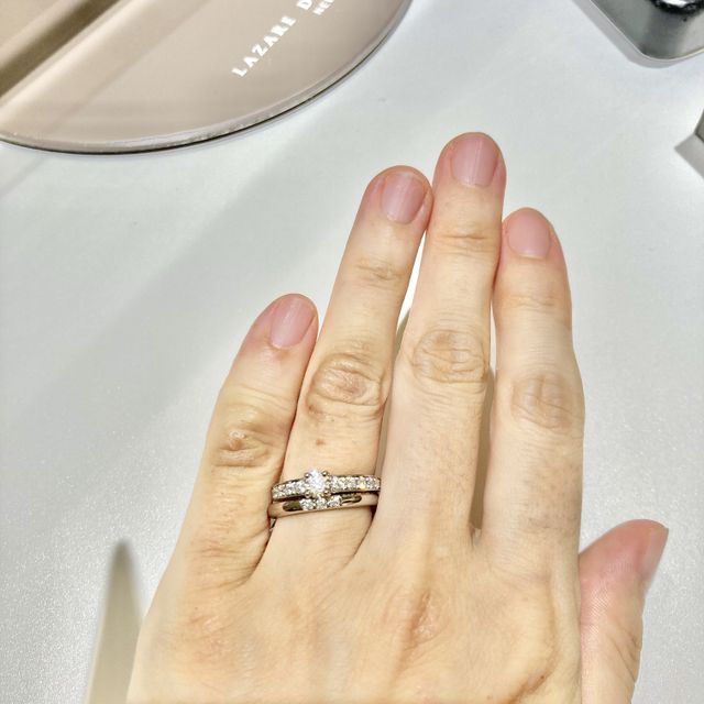 【ラザール ダイヤモンド(LAZARE DIAMOND)の口コミ】 エンゲージリングが派手目なので、ブライダルリングは主張を控えめに、ダ…