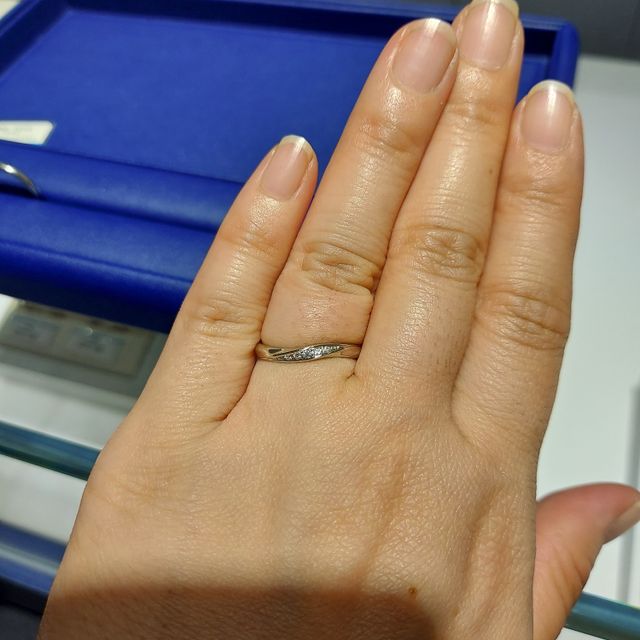 【銀座ダイヤモンドシライシの口コミ】 シンプルかつ手になじむものを探していました。ストレートとウェーブで着…