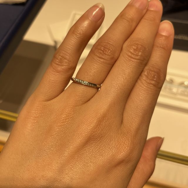 【銀座ダイヤモンドシライシの口コミ】 細身の指輪を探していました。こちらの指輪はイメージ通りの細身で、全体…