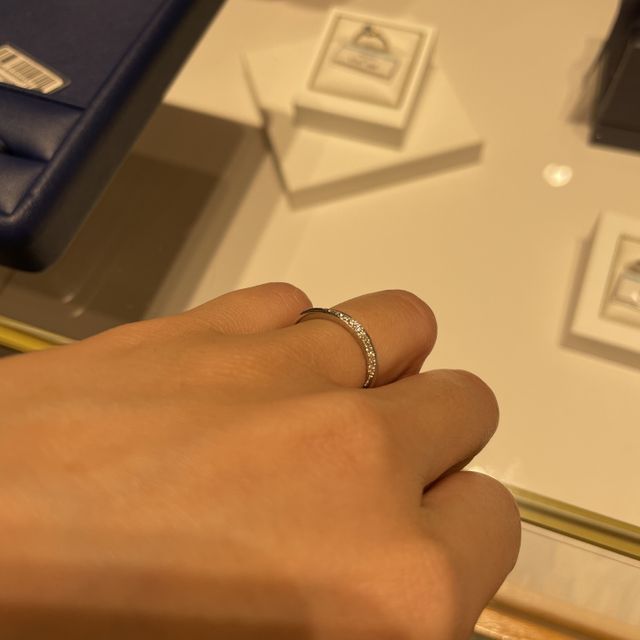 【銀座ダイヤモンドシライシの口コミ】 細身の指輪を探していました。こちらの指輪はイメージ通りの細身で、全体…
