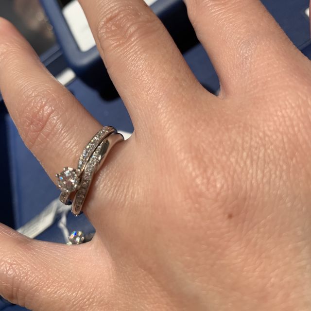 【ラザール ダイヤモンド(LAZARE DIAMOND)の口コミ】 デザインがとても素敵で、大きなダイヤどその周りにもダイヤが散りばめら…