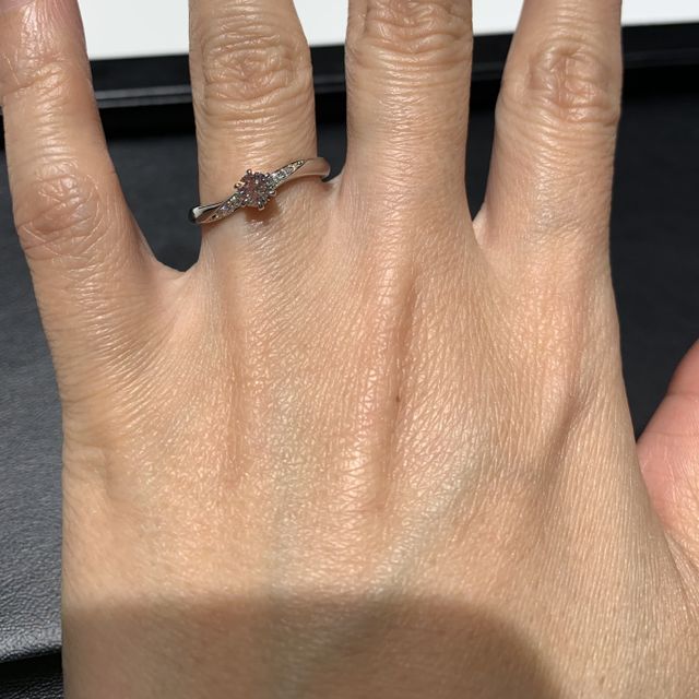 【ラザール ダイヤモンド(LAZARE DIAMOND)の口コミ】 デザインがとても素敵で、大きなダイヤどその周りにもダイヤが散りばめら…