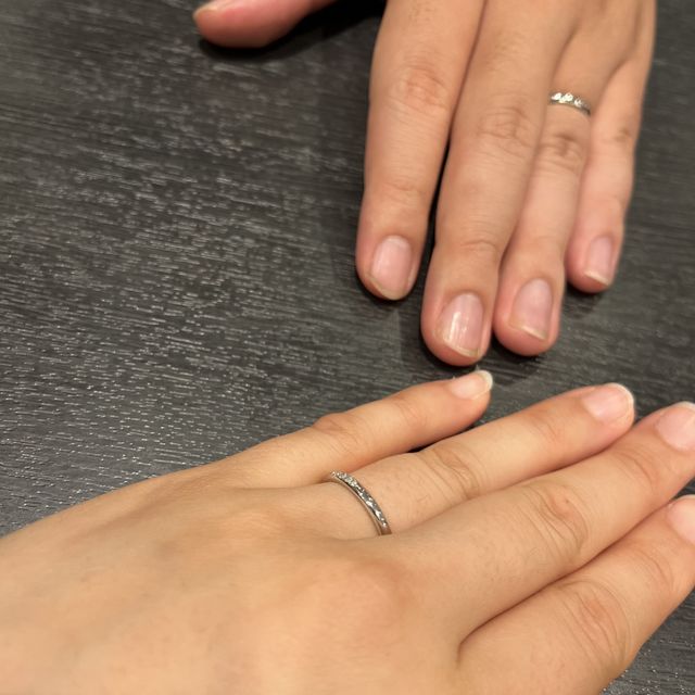 【銀座ダイヤモンドシライシの口コミ】 女性用のものがダイヤ感がしっかりあり、落ち着いた印象のものだったのが1…