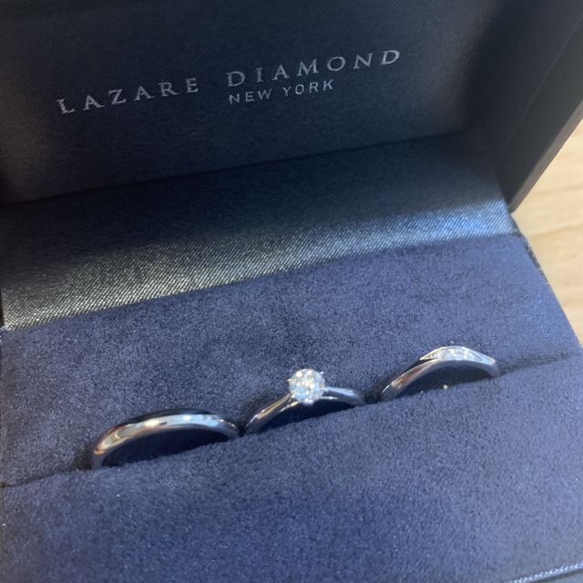 【ラザール ダイヤモンド(LAZARE DIAMOND)の口コミ】 婚約指輪と重ねでつけてもしっくりくるデザインだったことが1番の決め手で…