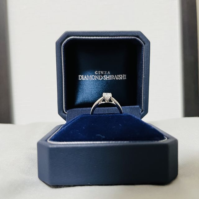 【銀座ダイヤモンドシライシの口コミ】 ソリティアタイプ、アームにメレダイヤ、アームが中心に向かって細くなっ…