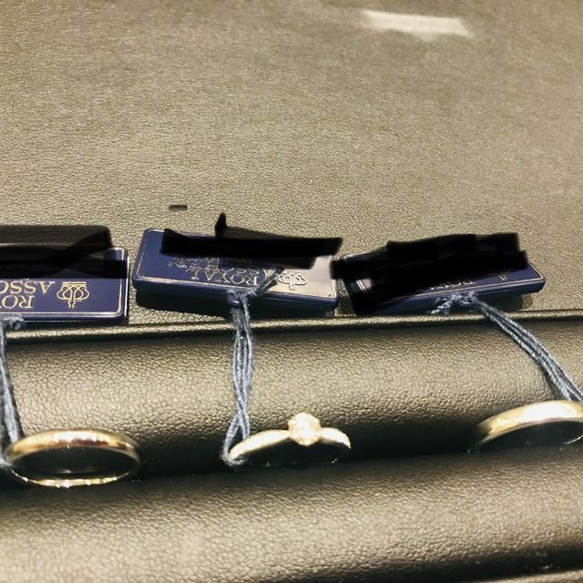 【ROYAL ASSCHER(ロイヤル・アッシャー)の口コミ】 ソリティアタイプ、アーム半周にメレダイヤ、アームが中心に向かって細く…