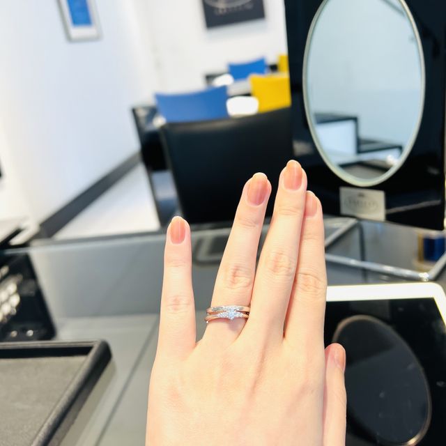 【エクセルコダイヤモンド(EXELCO DIAMOND)の口コミ】 真ん中に大きいダイヤ、両サイドに小さいダイヤがついているデザインのリ…