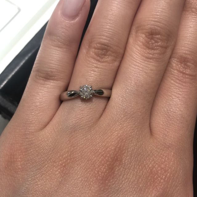 【ティファニー(Tiffany & Co.)の口コミ】 初めは横にもダイヤが付いているものを探してましたが、可愛すぎる印象に…