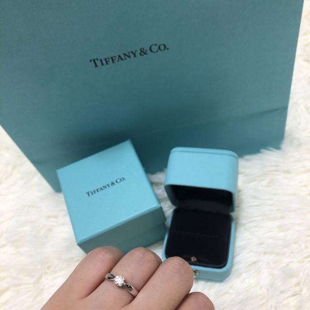 【ティファニー(Tiffany & Co.)の口コミ】 初めは横にもダイヤが付いているものを探してましたが、可愛すぎる印象に…