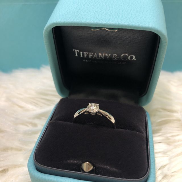 【ティファニー(Tiffany & Co.)の口コミ】 初めは横にもダイヤが付いているものを探してましたが、可愛すぎる印象に…