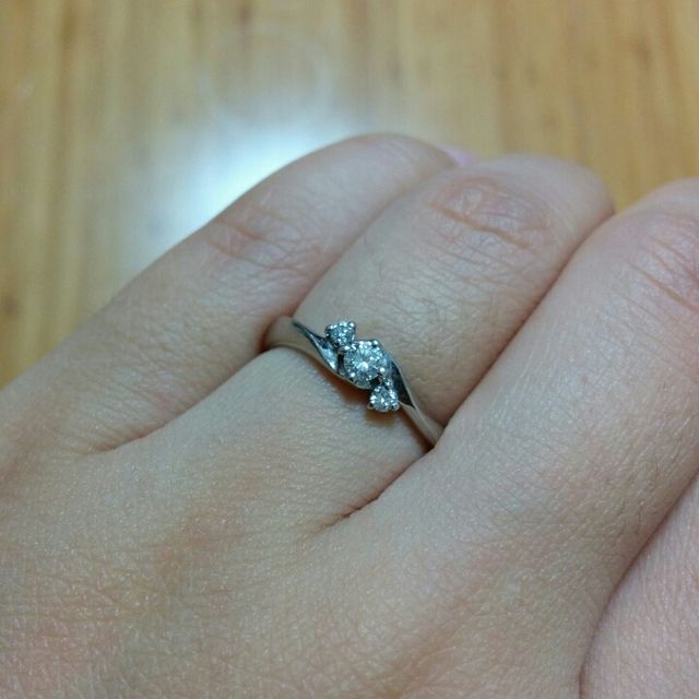 【4℃ BRIDAL(ヨンドシーブライダル)の口コミ】 可愛いくて小ぶりなものが良かったので、これに決めました。
指にフィット…