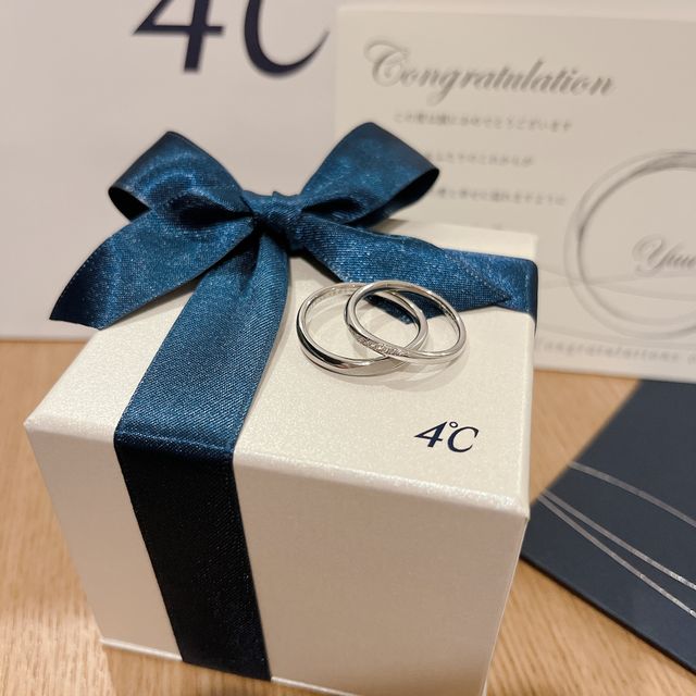 【4℃ BRIDAL(ヨンドシーブライダル)の口コミ】 ウェーブデザインでダイヤがあしらっている物を探していました。ウェーブ…