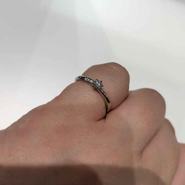 【4℃ BRIDAL(ヨンドシーブライダル)の口コミ】 ウェーブラインがとても綺麗で煌びやかです。色々なダイヤをセッティング…