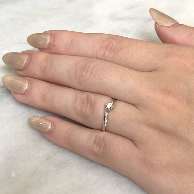 【銀座ダイヤモンドシライシの口コミ】 指輪をいくつか出していただき、実際につけてみました。リングの形はもち…