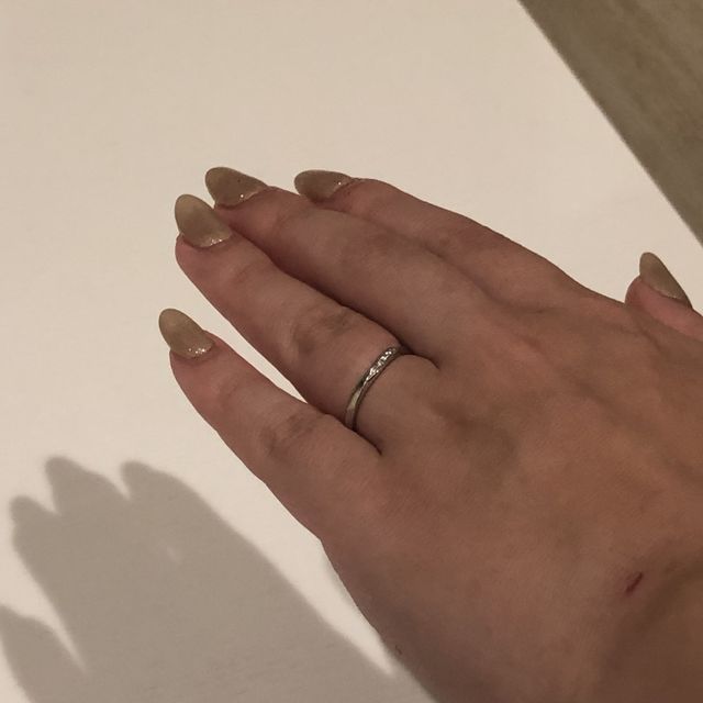 【銀座ダイヤモンドシライシの口コミ】 デザインはカーブのあるものにしました。ストレートなもの、ゴールドのも…