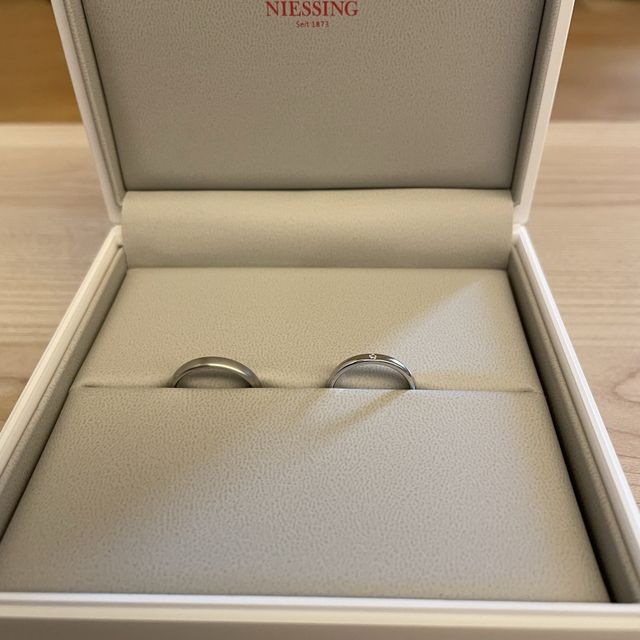 【NIESSING(ニーシング)の口コミ】 着け心地です。
鍛造で作られているのも決め手になりました。
2人で色々と…