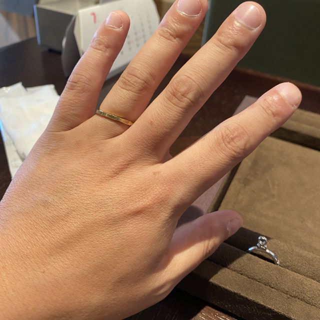 【TOMOE(トモエ)の口コミ】 なんといってもデザインです。
細めの指輪を探していたのですが、二人のイ…