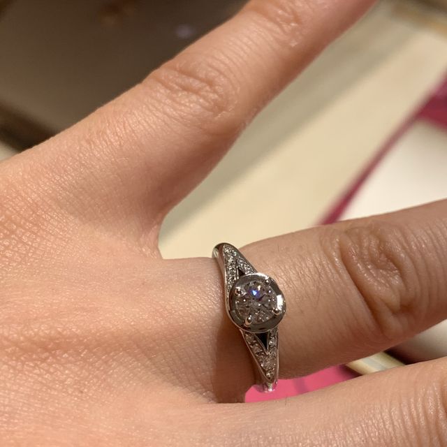 【ブルガリ(BVLGARI)の口コミ】 華やかなデザインで歳を重ねても使いやすいことが魅力的な指輪でした。
ダ…