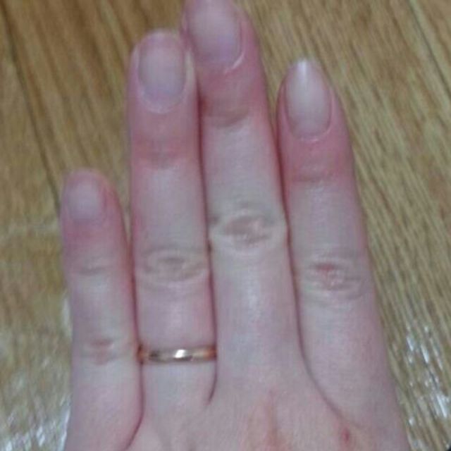 【4℃ BRIDAL(ヨンドシーブライダル)の口コミ】 お値段がお手頃だったのとデザインが可愛くて
これにしました。人とは違っ…