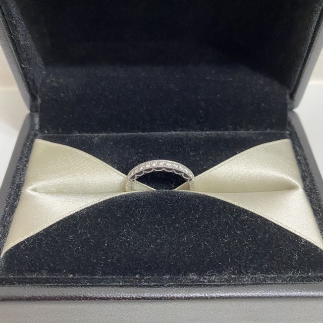 【エクセルコダイヤモンド(EXELCO DIAMOND)の口コミ】 選んだ指輪はエタニティタイプで側面にレースのミル打ちのしてある繊細な…