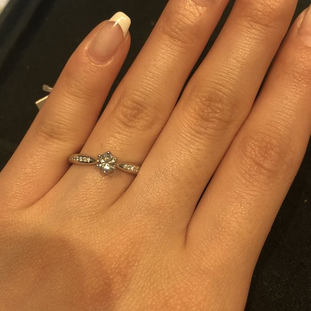 【ヴァンドーム青山(VENDOME AOYAMA)の口コミ】 横にもダイヤが付いているタイプの指輪ですが、キラキラしていてとても素…