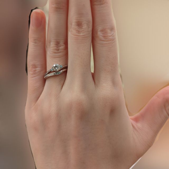 【Mariage ent(マリアージュエント)の口コミ】 指輪のアレンジが可能なことが決め手でした。事前にブルーの宝石を入れる…