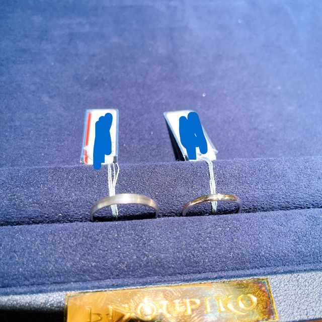 【TOMOE(トモエ)の口コミ】 メレダイヤが1粒だけついているものを探していたので試着。指輪自体は細め…