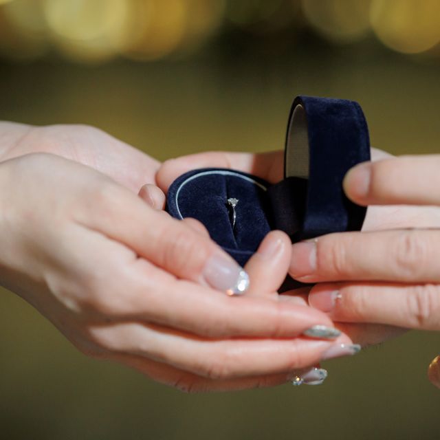 【Something Blue(サムシングブルー)の口コミ】 夫曰く、1粒ダイヤだとさみしくて、隣に小さいダイヤがあるデザインが、私…