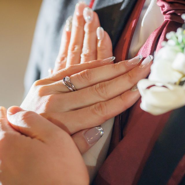 【Something Blue(サムシングブルー)の口コミ】 夫曰く、1粒ダイヤだとさみしくて、隣に小さいダイヤがあるデザインが、私…