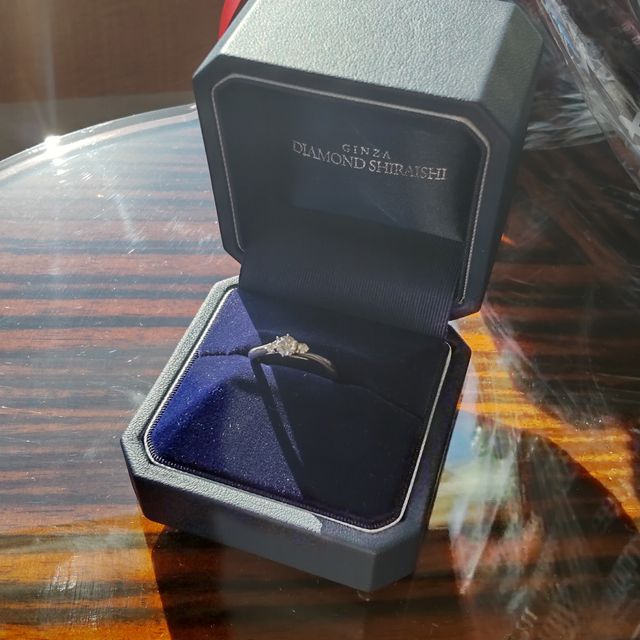 【銀座ダイヤモンドシライシの口コミ】 ①宝石が複数個（3個）ついていること　
②リングの断面図が四角形でなく円…