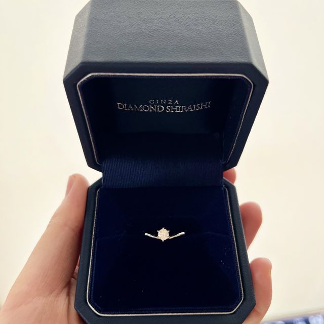 【銀座ダイヤモンドシライシの口コミ】 シンプルだけどウェーブがかかっており、指が細く綺麗に見えました。デザ…