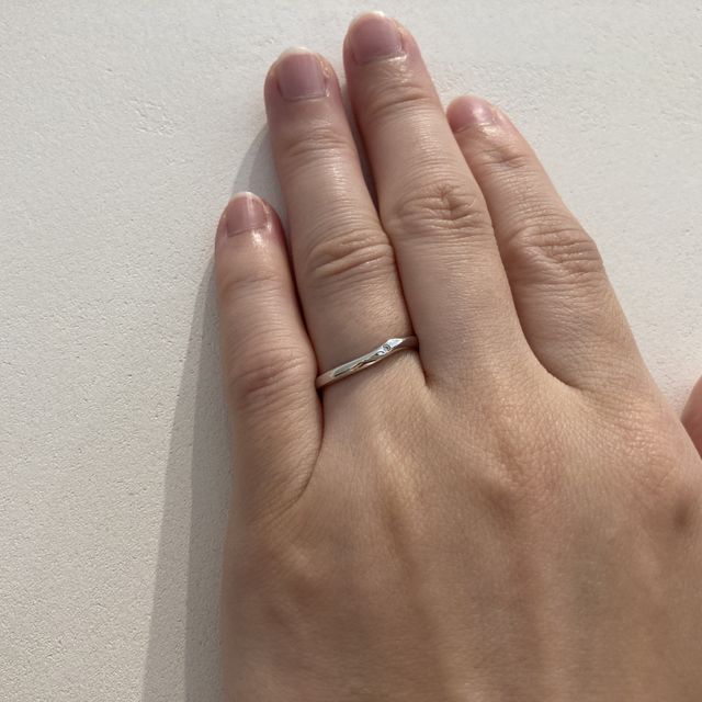【Flowaves(フロウェーブス)の口コミ】 指輪の幅感や厚み等、ダイヤモンドのサイズ感、数、というところから直感…
