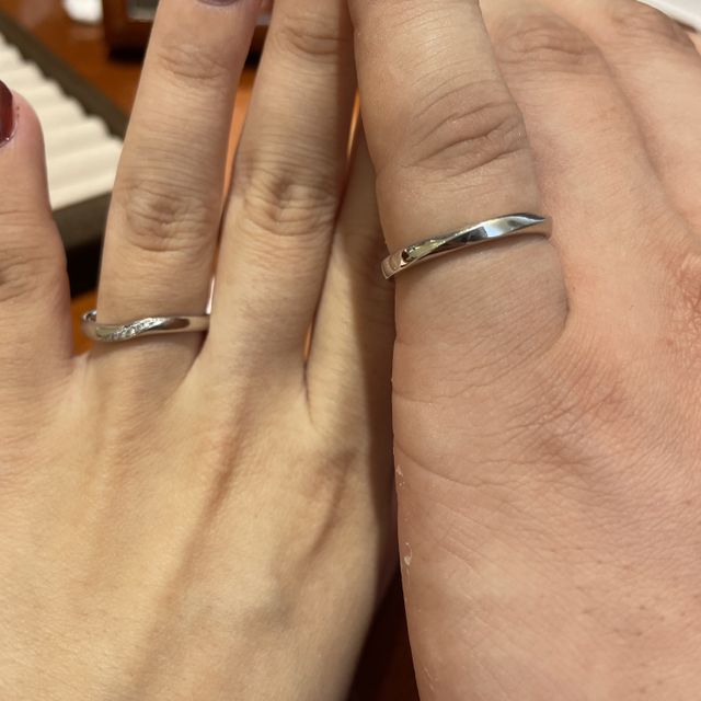 【TRECENTI(トレセンテ)の口コミ】 指輪の内側が丸く加工されており、はめた時に違和感なく付け外しも楽で、…