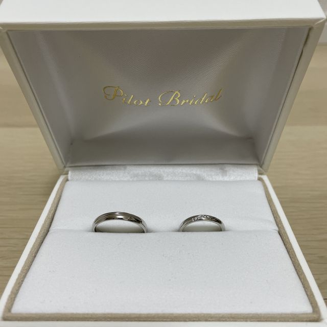 【PILOT BRIDAL(パイロットブライダル)の口コミ】 シンプルでとても着け心地がよくて
綺麗なデザインのリングだからです。
…