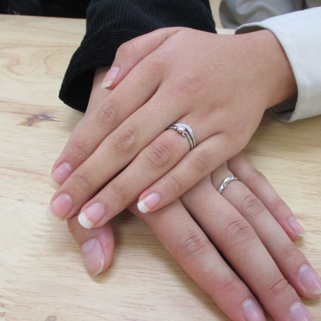 【Promise Ring(プロミスリング)の口コミ】 婚約指輪と結婚指輪をセットで身につけておきたかったので、組み合わせて…