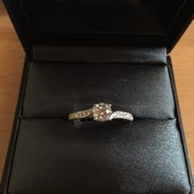 【ラザール ダイヤモンド(LAZARE DIAMOND)の口コミ】 指輪を横から見た時のブリッジのラインが美しすぎて一目惚れ。2年以上経っ…