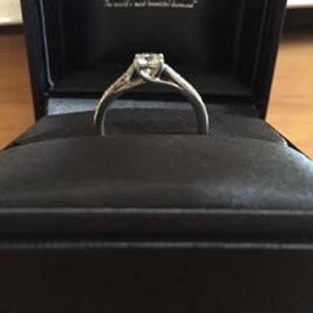 【ラザール ダイヤモンド(LAZARE DIAMOND)の口コミ】 指輪を横から見た時のブリッジのラインが美しすぎて一目惚れ。2年以上経っ…