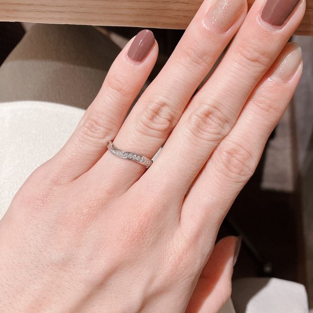 【PILOT BRIDAL(パイロットブライダル)の口コミ】 S字の形の指輪を持っていなかったので初めて着けたときにとても綺麗な形で…
