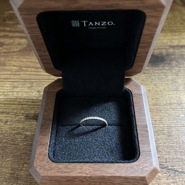 【TANZO.(鍛造指輪)の口コミ】 婚約指輪は、普段から結婚指輪と重ね付けできるエタニティタイプにしよう…